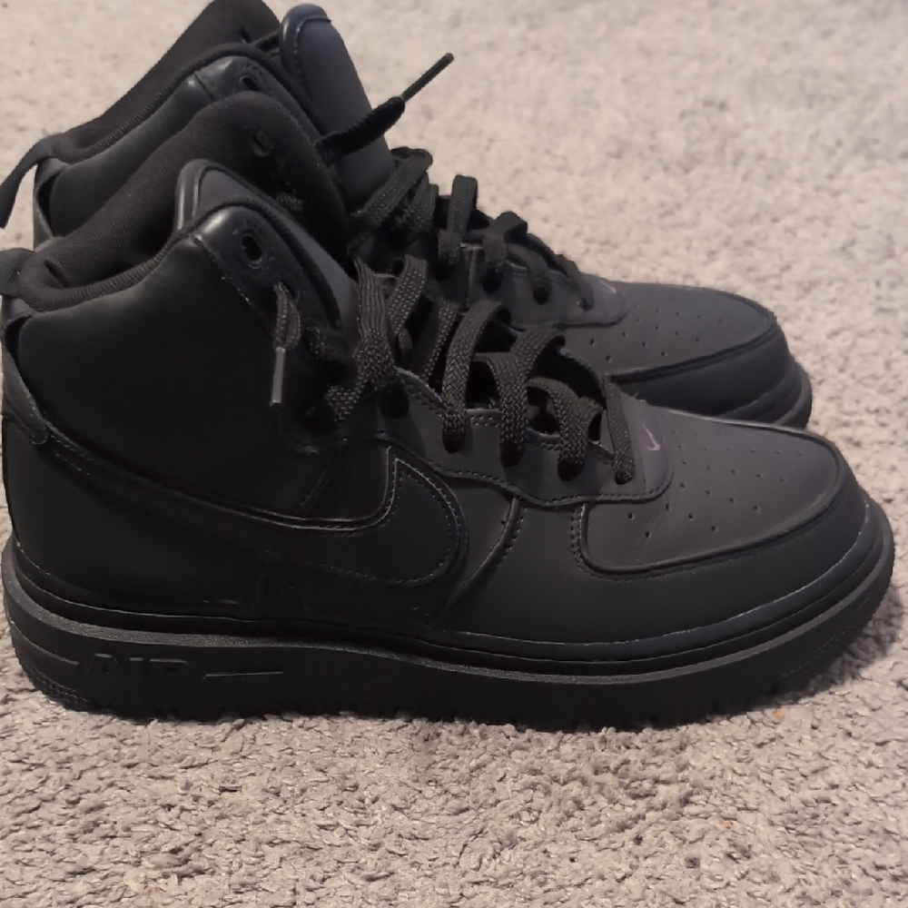 Sleek Black High-Top Men's Sneakers